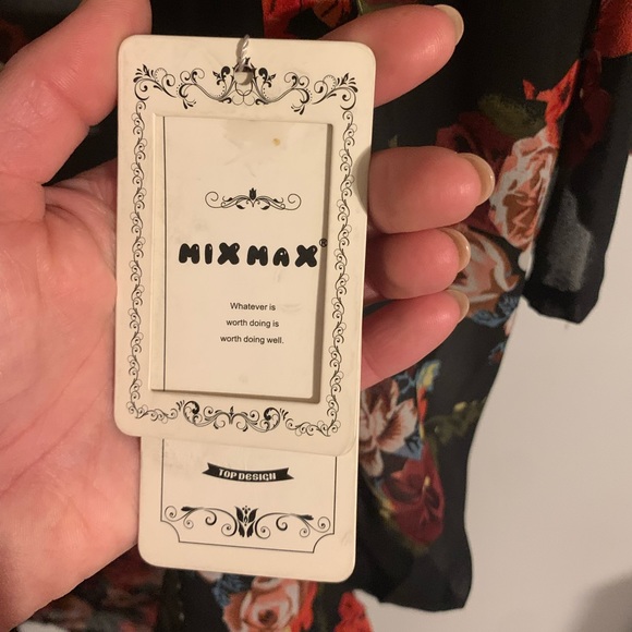 NWT One-Size Beautiful Black with Rose Detail Cover-up - Picture 4 of 4